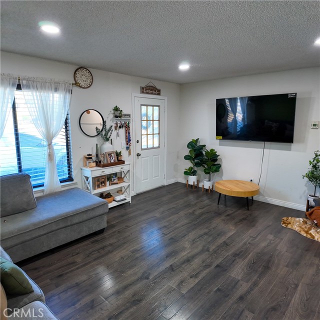 Detail Gallery Image 3 of 23 For 9754 5th Ave, Hesperia,  CA 92345 - 2 Beds | 1 Baths