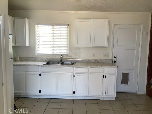 22042 Elkalo Road, Apple Valley CA: https://media.crmls.org/medias/88047432-83d3-4a8a-a396-def37e66af2e.jpg
