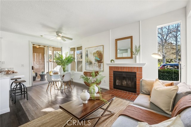 Detail Gallery Image 4 of 45 For 2426 Pleasant Way #E,  Thousand Oaks,  CA 91362 - 2 Beds | 1 Baths