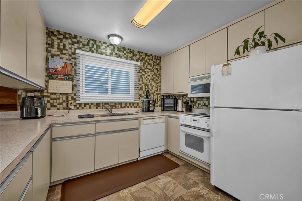 https://media.crmls.org/medias/88059781-a805-42eb-b73d-534856624433.jpg?preset=X-Large