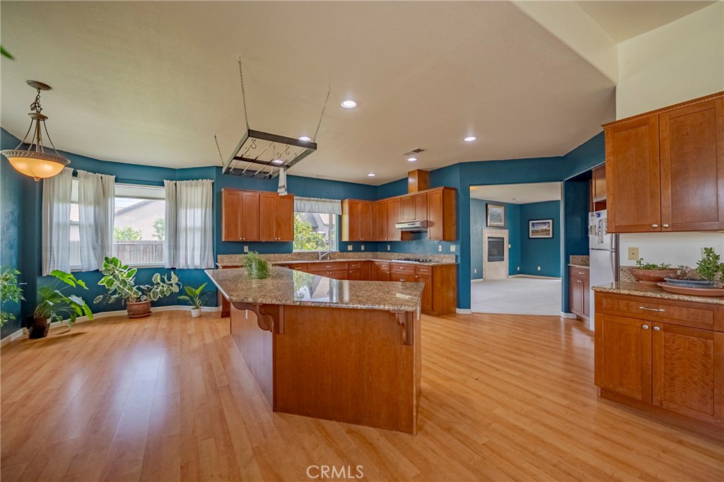 https://media.crmls.org/medias/880666e6-8e74-4e8b-9dc8-590db19afed8.jpg?preset=X-Large