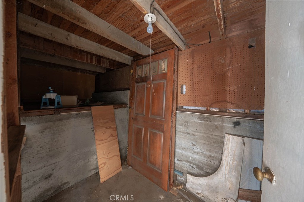 https://media.crmls.org/medias/8807c43b-a499-413b-be8f-8564e32fe942.jpg?preset=X-Large