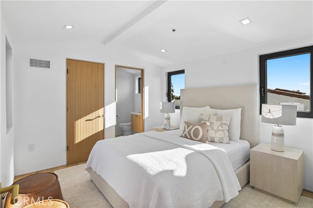 Detail Gallery Image 17 of 22 For 604 Narcissus Ave #1/2,  Corona Del Mar,  CA 92625 - 2 Beds | 2/1 Baths