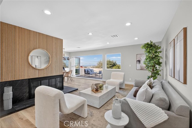 Detail Gallery Image 7 of 61 For 221 via Los Miradores, Redondo Beach,  CA 90277 - 4 Beds | 3/1 Baths