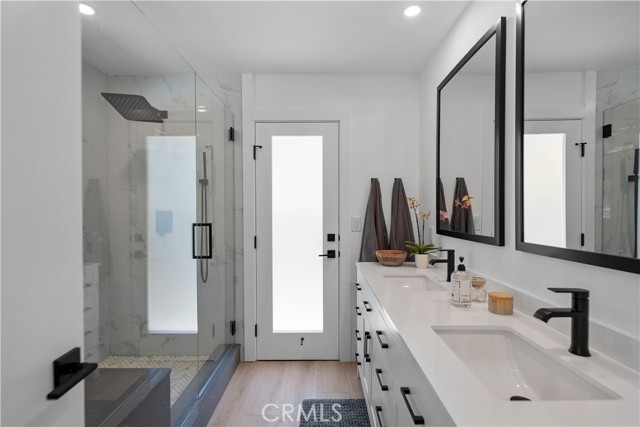 4240 Kingfisher Road, Calabasas CA: https://media.crmls.org/medias/880c9384-2e3c-45a5-9478-051645c1e8bc.jpg
