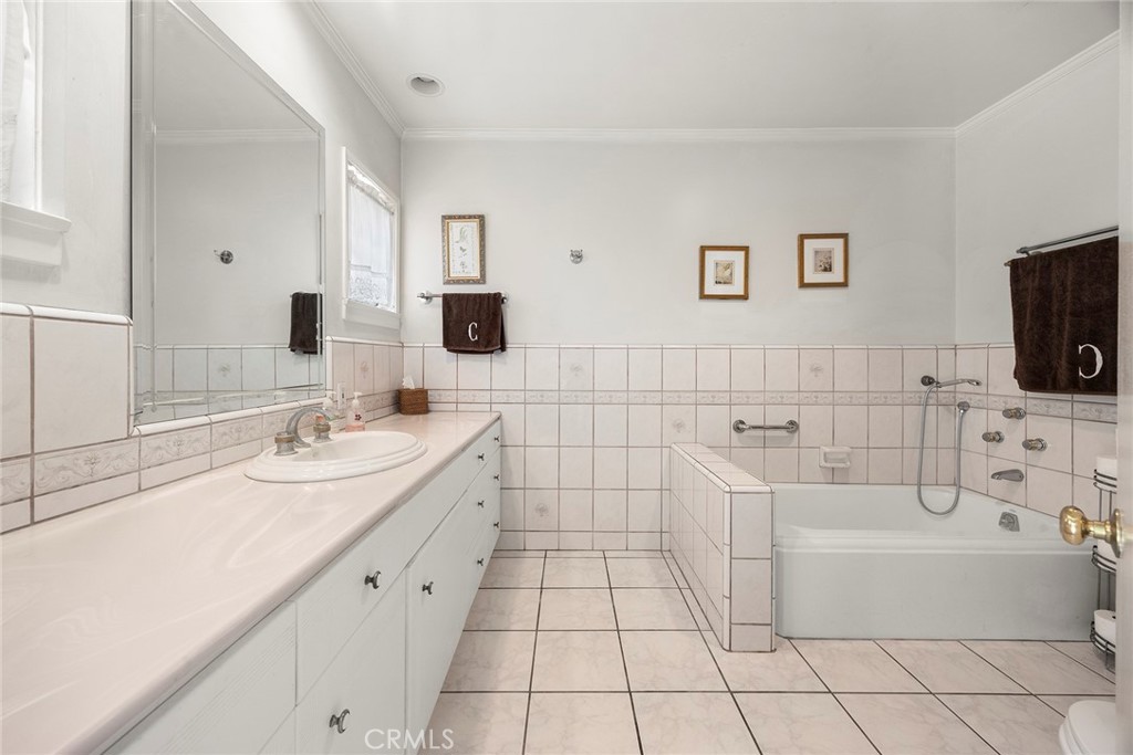 https://media.crmls.org/medias/880f4439-632e-4b75-8213-fab32e6f4dd3.jpg?preset=X-Large