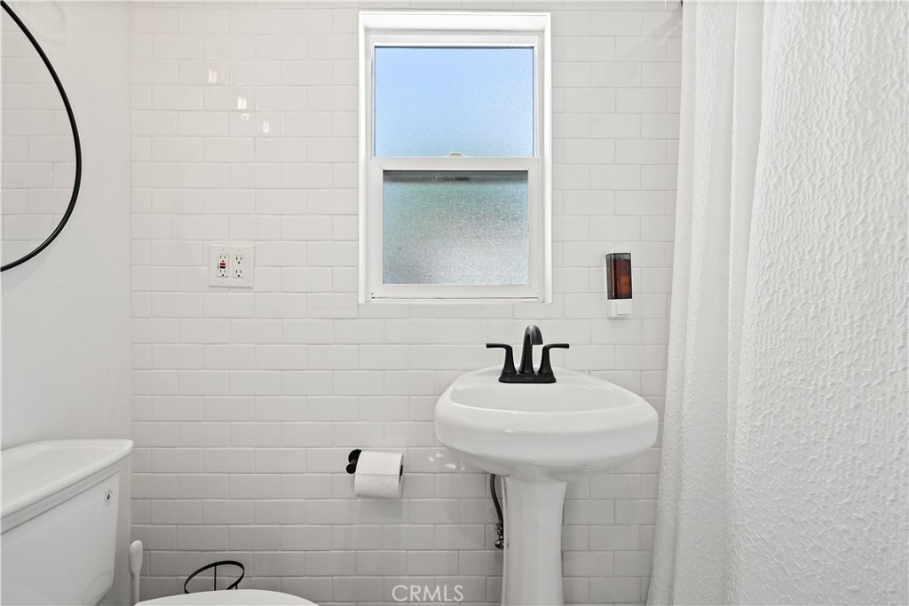 https://media.crmls.org/medias/8813d2d0-cd26-480c-80b3-95b79c01e647.jpg?preset=X-Large