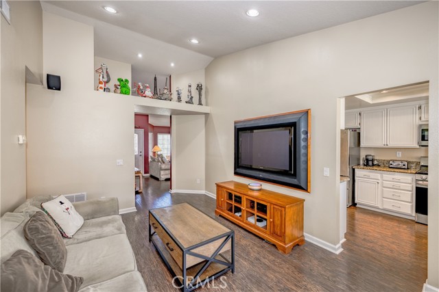 Detail Gallery Image 10 of 47 For 20419 Kesley St, Canyon Country,  CA 91351 - 6 Beds | 3 Baths