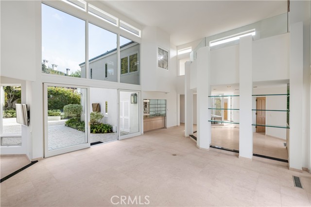 2 Inverness Lane, Newport Beach CA: https://media.crmls.org/medias/881690a8-6088-41d2-80b8-3957c7d790ef.jpg