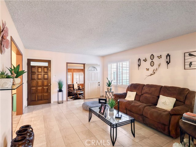 8651 Ranchito Avenue, Panorama City CA: https://media.crmls.org/medias/8816ffa6-49bc-4522-9c19-cac58d6304f1.jpg