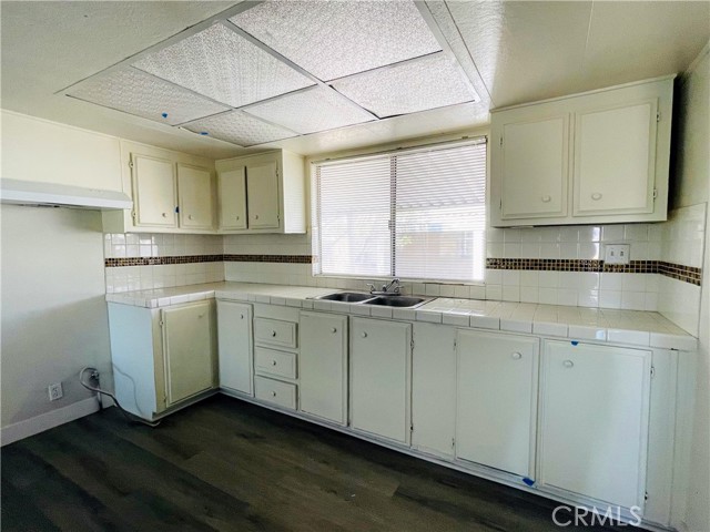 Detail Gallery Image 2 of 26 For 22838 Bear Valley Rd #1,  Apple Valley,  CA 92308 - 4 Beds | 2 Baths