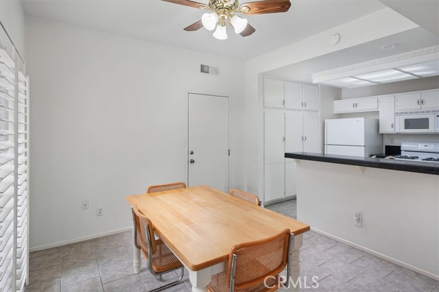 Detail Gallery Image 9 of 28 For 24009 Arroyo Park Dr #54,  Valencia,  CA 91355 - 2 Beds | 2/1 Baths