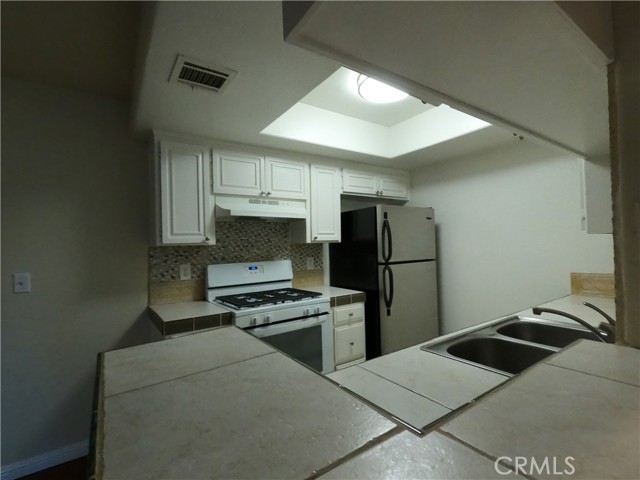 Detail Gallery Image 17 of 25 For 5060 Kester Ave #104,  Sherman Oaks,  CA 91403 - 2 Beds | 2 Baths