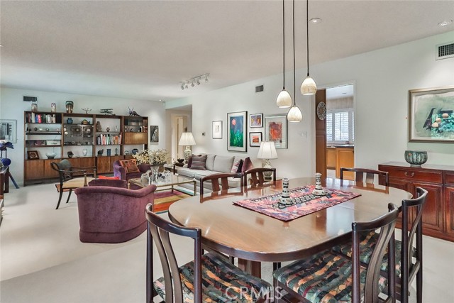 9845 Encino Avenue, Northridge CA: https://media.crmls.org/medias/881c34b3-83d3-4264-bcee-03c1032973f6.jpg