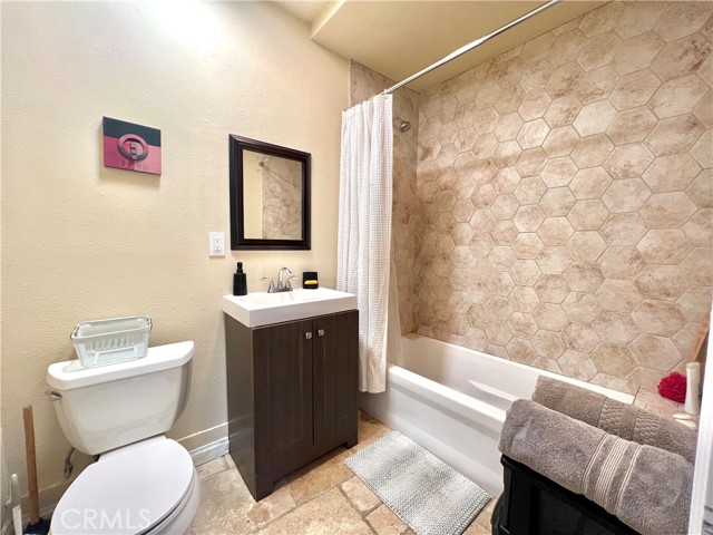 Detail Gallery Image 12 of 19 For 17401 Raymer St, Northridge,  CA 90039 - 1 Beds | 1 Baths