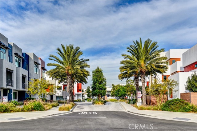 Detail Gallery Image 2 of 47 For 413 Transport, Tustin,  CA 92782 - 4 Beds | 4 Baths