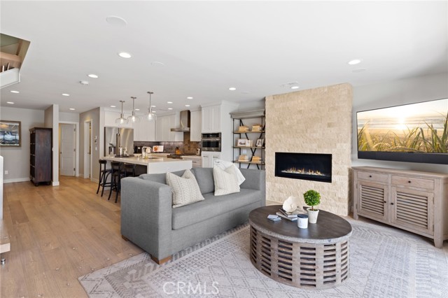 Detail Gallery Image 6 of 26 For 219 Diamond Ave, Newport Beach,  CA 92662 - 3 Beds | 3 Baths