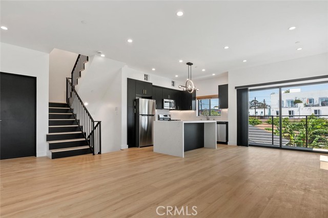 2633 S Cochran Avenue, Los Angeles CA: https://media.crmls.org/medias/8825026e-7abc-4000-996a-430714a71afe.jpg