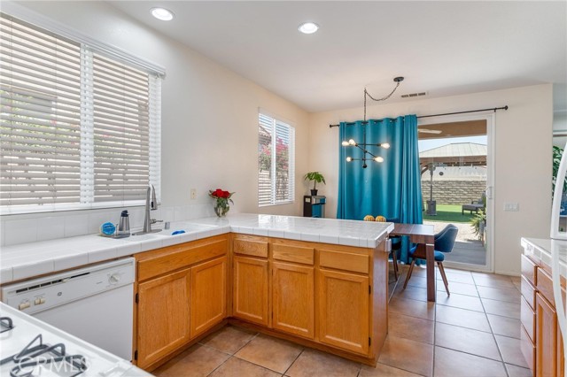 67760 Rio Vista Drive, Cathedral City CA: https://media.crmls.org/medias/88269cea-93eb-448f-97c2-dfd729166f31.jpg
