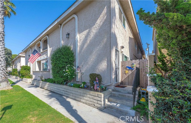 Detail Gallery Image 2 of 22 For 208 19th St #2,  Huntington Beach,  CA 92648 - 1 Beds | 1 Baths