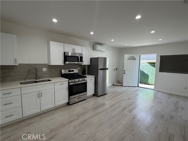 Detail Gallery Image 2 of 8 For 22809 Gault St, West Hills,  CA 91307 - 1 Beds | 1 Baths