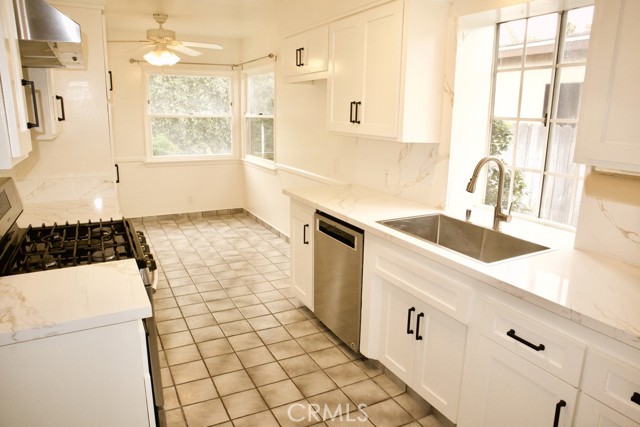 Detail Gallery Image 10 of 23 For 422 Avenue E, Redondo Beach,  CA 90277 - 4 Beds | 2 Baths