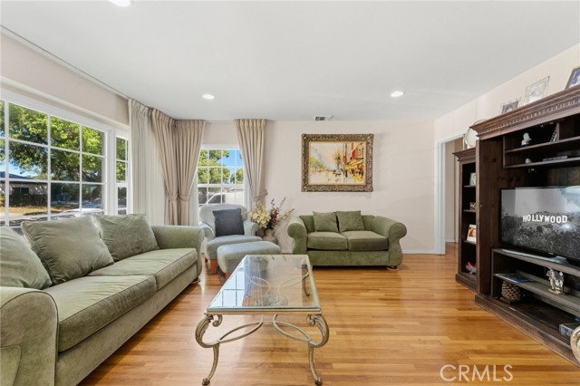 Detail Gallery Image 2 of 27 For 6524 Forbes, Lake Balboa,  CA 91406 - 3 Beds | 2 Baths