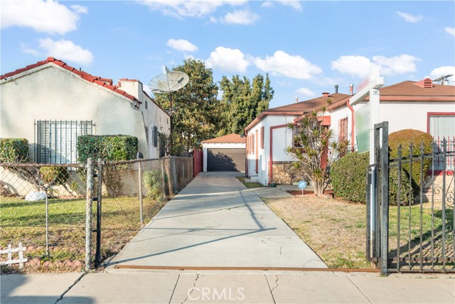 Detail Gallery Image 2 of 46 For 641 W 111th St, Los Angeles,  CA 90044 - 3 Beds | 1 Baths