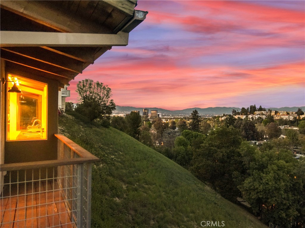 https://media.crmls.org/medias/8831504b-4798-4ac5-aa20-117ed9ef4125.jpg?preset=X-Large