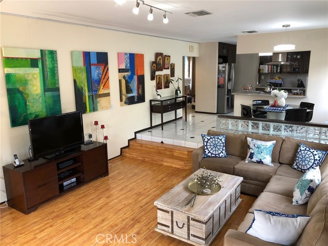 Detail Gallery Image 14 of 31 For 1958 Beverly Dr, Pasadena,  CA 91104 - 4 Beds | 4/1 Baths