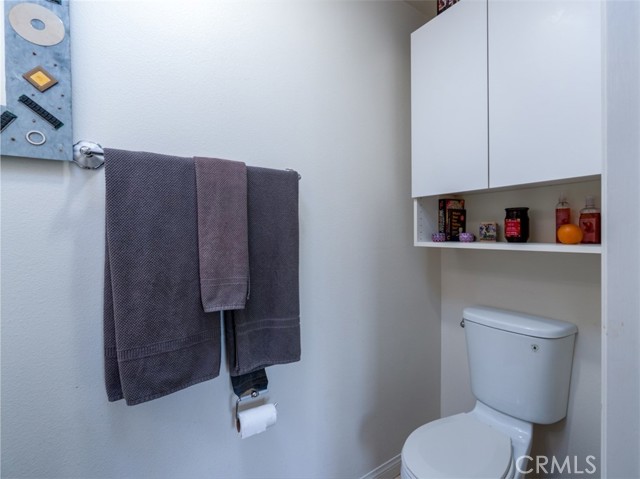 Detail Gallery Image 11 of 24 For 15053 Victory Bld #13,  Van Nuys,  CA 91411 - 2 Beds | 3 Baths