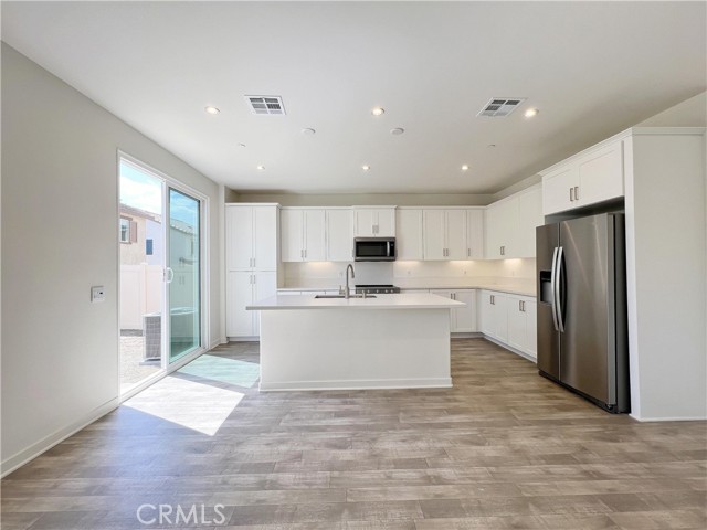 Detail Gallery Image 4 of 26 For 16067 Olivas Ln, Fontana,  CA 92336 - 4 Beds | 2/1 Baths
