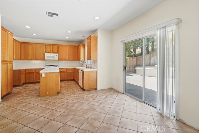 28445 Silverking Trail, Saugus CA: https://media.crmls.org/medias/88387219-b22f-4833-ba2a-ddd2e755ce35.jpg
