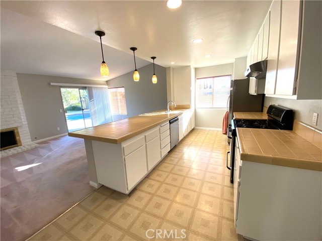 SPACIOUS KITCHEN OPEN TO FAMILY ROOM