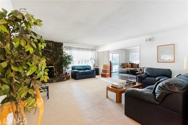 17416 Dearborn Steet, Northridge CA: https://media.crmls.org/medias/883997dc-495f-4f42-90b6-8362a3b7cef4.jpg