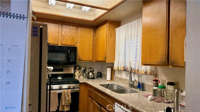 Detail Gallery Image 8 of 31 For 20807 Elaine Ave #4,  Lakewood,  CA 90715 - 3 Beds | 3 Baths