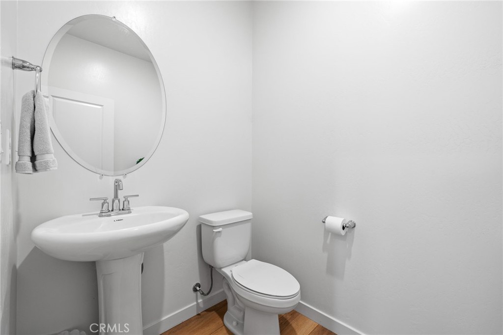 https://media.crmls.org/medias/883cffdf-b55c-4cb7-9e4c-ce32db85087a.jpg?preset=X-Large