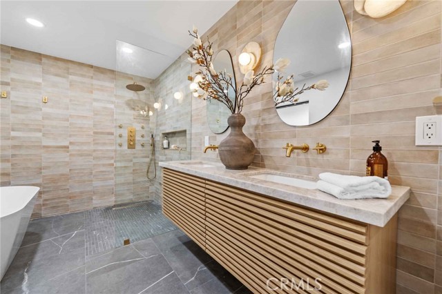 2416 Palm Avenue, Manhattan Beach CA: https://media.crmls.org/medias/883f9e09-c20f-4899-bcd7-8c5ccea929b2.jpg