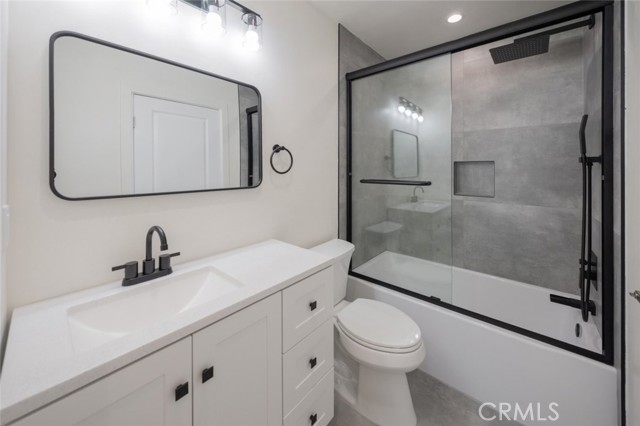 Detail Gallery Image 7 of 12 For 14727 Leadwell, Van Nuys,  CA 91405 - 3 Beds | 2/1 Baths