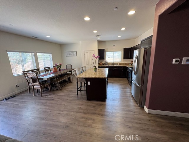 7015 Sweetleaf Drive, Fontana CA: https://media.crmls.org/medias/88447759-1e29-43fc-92ed-39109305078d.jpg