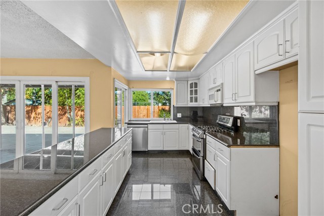 Detail Gallery Image 9 of 25 For 18123 Delano St, Tarzana,  CA 91335 - 3 Beds | 2 Baths