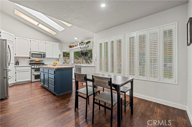 28777 Kathleen Avenue, Saugus CA: https://media.crmls.org/medias/884e612e-0232-4070-b8cf-f3d9ad1c85af.jpg