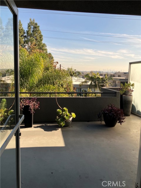 Detail Gallery Image 2 of 11 For 939 Palm Ave #209,  Los Angeles,  CA 90069 - 2 Beds | 2 Baths