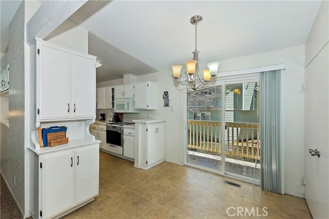 Detail Gallery Image 11 of 34 For 142 Rockledge Ln, Lake Arrowhead,  CA 92352 - 2 Beds | 2 Baths