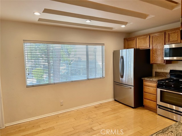 Detail Gallery Image 12 of 24 For 18354 Collins St #F,  Tarzana,  CA 91356 - 2 Beds | 2/1 Baths