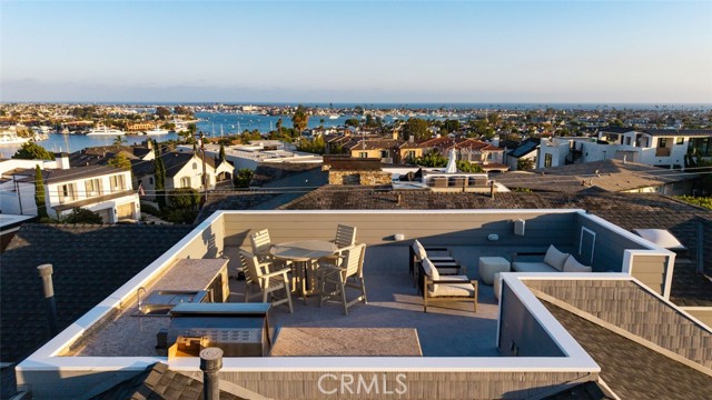 Detail Gallery Image 60 of 69 For 125 Kings Pl, Newport Beach,  CA 92663 - 5 Beds | 6/1 Baths