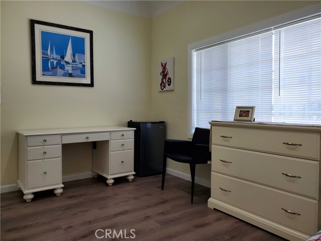 231 W 28th, Los Angeles CA: https://media.crmls.org/medias/8854591c-a7c2-4467-a9d0-a3773ecdac89.jpg