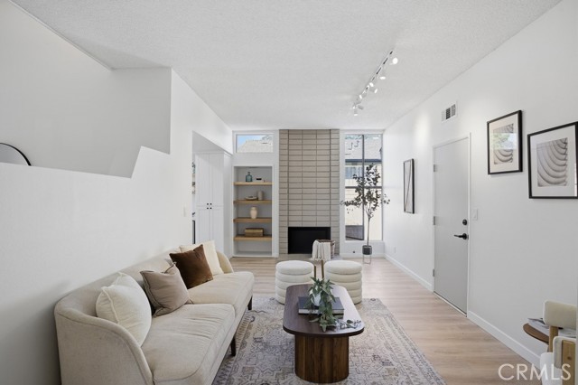 Detail Gallery Image 4 of 38 For 13513 Polk St, Sylmar,  CA 91342 - 3 Beds | 2 Baths