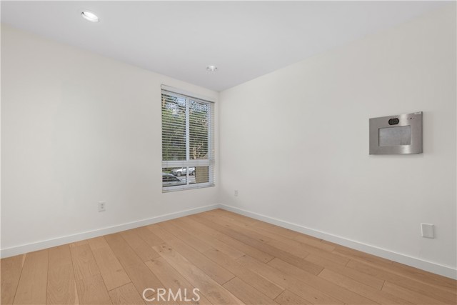 Image 14 of 33 For 5257 Radford Ave  101