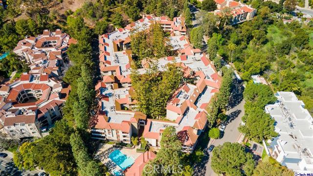 4280 Via Arbolada 309 Los Angeles, California Located in Wilson Summit complex in the beautiful and serene Monterey Hills.Beautifully Renovated 2 Bedrooms & 2 Bathroom Condo. Association pool , spa, sauna and club room.